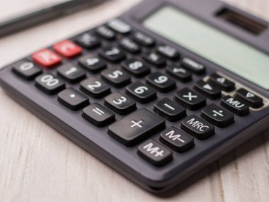 Beyaz arkaplan üzerindeki siyah hesap makinesi izole edilmiş stok resmi.