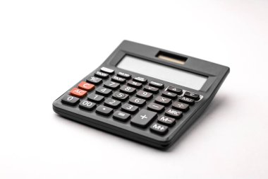 Beyaz arkaplan üzerindeki siyah hesap makinesi izole edilmiş stok resmi.