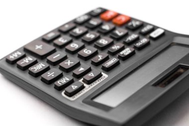 Beyaz arkaplan üzerindeki siyah hesap makinesi izole edilmiş stok resmi.