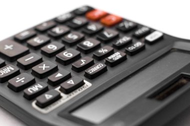 Beyaz arkaplan üzerindeki siyah hesap makinesi izole edilmiş stok resmi.