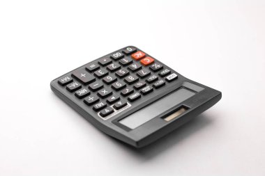 Beyaz arkaplan üzerindeki siyah hesap makinesi izole edilmiş stok resmi.