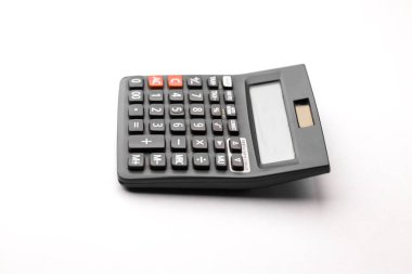Beyaz arkaplan üzerindeki siyah hesap makinesi izole edilmiş stok resmi.