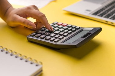 Beyaz arkaplan üzerindeki siyah hesap makinesi izole edilmiş stok resmi.