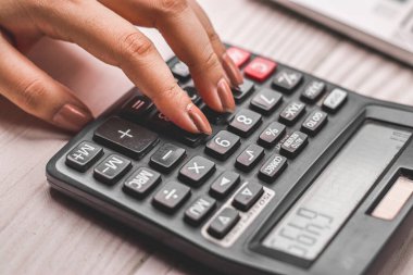 Beyaz arkaplan üzerindeki siyah hesap makinesi izole edilmiş stok resmi.