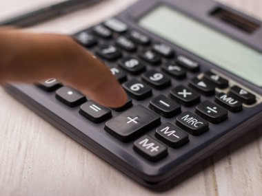 Beyaz arkaplan üzerindeki siyah hesap makinesi izole edilmiş stok resmi.