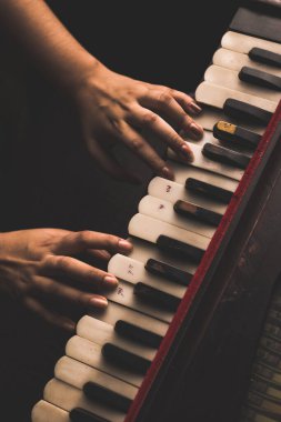 Eski görünümlü harmonyum tuşlar stok görüntü, seçici odak.