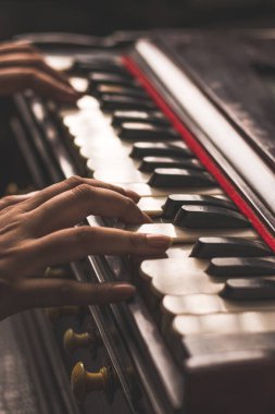 Eski görünümlü harmonyum tuşlar stok görüntü, seçici odak.