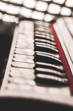 Eski görünümlü harmonyum tuşlar stok görüntü, seçici odak.