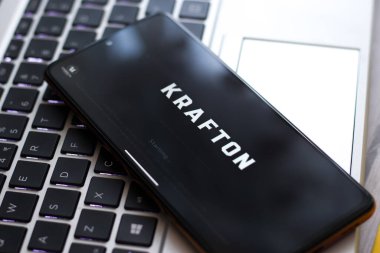 Assam, Hindistan - 17 Haziran 2021: Telefon ekranında KRAFTON logosu.