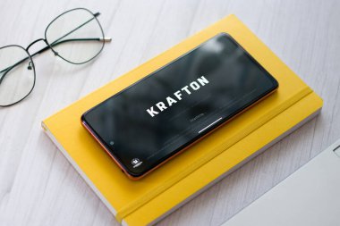 Assam, Hindistan - 17 Haziran 2021: Telefon ekranında KRAFTON logosu.