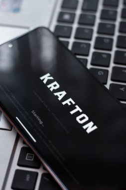 Assam, Hindistan - 17 Haziran 2021: Telefon ekranında KRAFTON logosu.