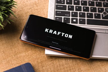 Assam, Hindistan - 17 Haziran 2021: Telefon ekranında KRAFTON logosu.