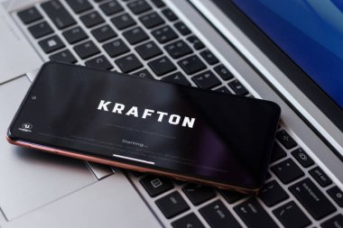 Assam, Hindistan - 17 Haziran 2021: Telefon ekranında KRAFTON logosu.