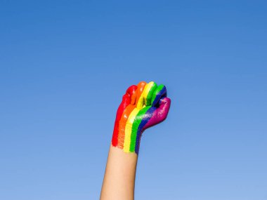 lgbtq topluluğu için gökkuşağı renginde yükseltilmiş bir yumruğun fotoğrafı.