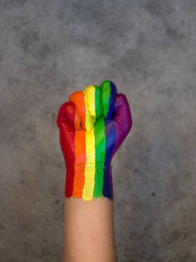 lgbtq topluluğu için gökkuşağı renginde yükseltilmiş bir yumruğun fotoğrafı.