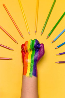 lgbtq topluluğu için gökkuşağı renginde yükseltilmiş bir yumruğun fotoğrafı.