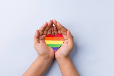 lgbtq topluluğu için gökkuşağı renkli kalp hazır..