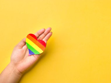 lgbtq topluluğu için gökkuşağı renkli kalp hazır..