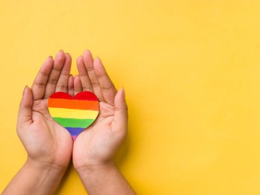 lgbtq topluluğu için gökkuşağı renkli kalp hazır..