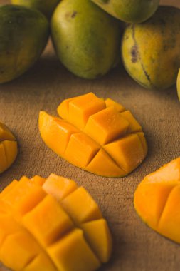 Alphonso mango seçici bir odak ile ahşap arkaplan stok imajı üzerinde dilimler.