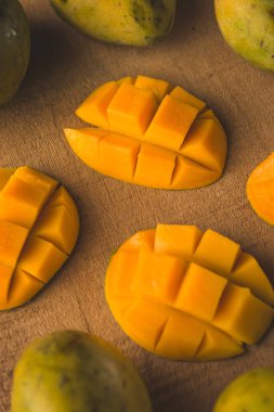 Alphonso mango seçici bir odak ile ahşap arkaplan stok imajı üzerinde dilimler.