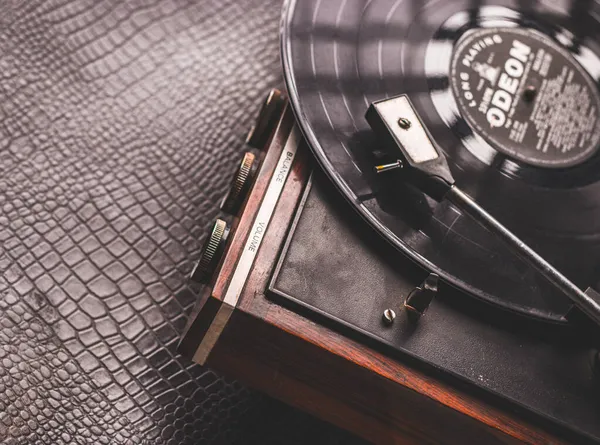 ヴィンテージ木製レコードプレーヤーストック画像 — ストック写真