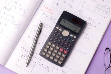 Arkaplan görüntüsü desenli Bilimsel Hesaplayıcı.
