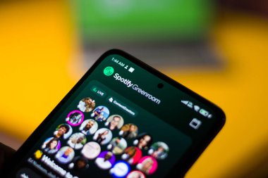 Assam, Hindistan - 17 Haziran 2021: Telefon ekranındaki yeşil oda logosunu bozun.