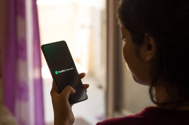 Assam, Hindistan - 17 Haziran 2021: Telefon ekranındaki yeşil oda logosunu bozun.