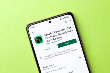 Assam, Hindistan - 17 Haziran 2021: Telefon ekranındaki yeşil oda logosunu bozun.
