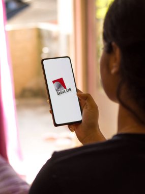 Batı Bangal, Hindistan - 21 Ağustos 2021: 5paisa telefon ekranı görüntüsü logosu.