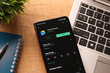 Batı Bangal, Hindistan - 21 Ağustos 2021: Google Action Blocks logosu telefon ekranı stok resmi.