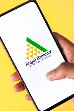 Batı Bangal, Hindistan - 21 Ağustos 2021: Telefon ekranı görüntüsünde Angel Broking logosu.