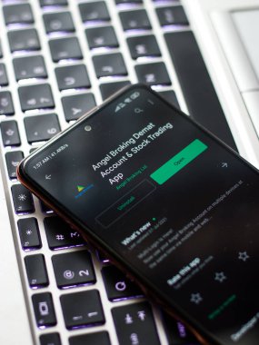 Batı Bangal, Hindistan - 21 Ağustos 2021: Telefon ekranı görüntüsünde Angel Broking logosu.