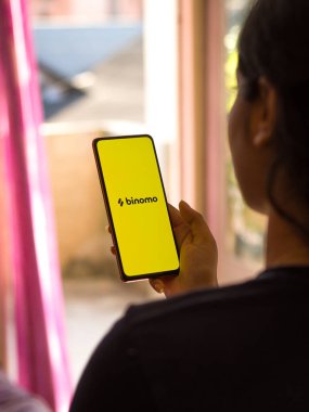 Assam, Hindistan - 28 Temmuz 2020: Binomo kolay bir çevrimiçi borsa uygulaması.