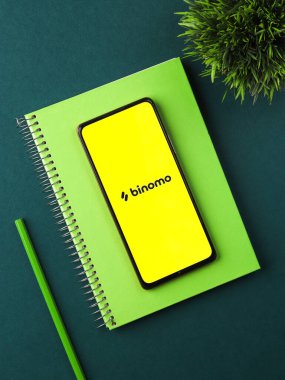 Assam, Hindistan - 28 Temmuz 2020: Binomo kolay bir çevrimiçi borsa uygulaması.