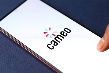 Batı Bangal, Hindistan - 21 Ağustos 2021: Telefon ekranında küçük logo.
