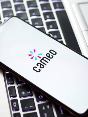 Batı Bangal, Hindistan - 21 Ağustos 2021: Telefon ekranında küçük logo.