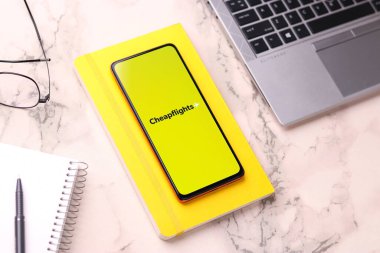 Batı Bangal, Hindistan - 21 Ağustos 2021: Telefon ekranı görüntüsünde ucuz uçuşlar logosu.