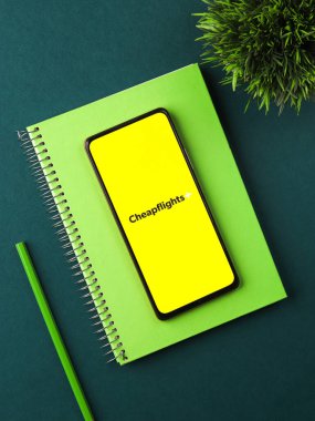 Batı Bangal, Hindistan - 21 Ağustos 2021: Telefon ekranı görüntüsünde ucuz uçuşlar logosu.