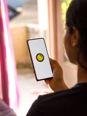 Batı Bangal, Hindistan - 21 Ağustos 2021: Telefon ekranı görüntüsünde sıfırdan logo.