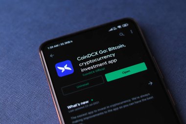 Batı Bangal, Hindistan - 21 Ağustos 2021: Telefon ekranında Tesadüfi logo.
