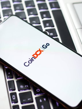 Batı Bangal, Hindistan - 21 Ağustos 2021: Telefon ekranında Tesadüfi logo.