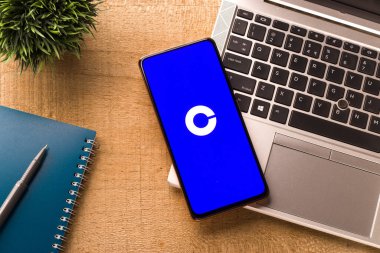 Assam, Hindistan - 10 Mart 2021: Telefon ekranı görüntüsünde bozuk para üssü logosu.