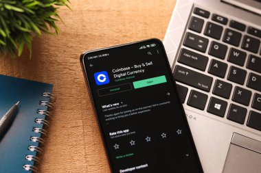 Assam, Hindistan - 10 Mart 2021: Telefon ekranı görüntüsünde bozuk para üssü logosu.
