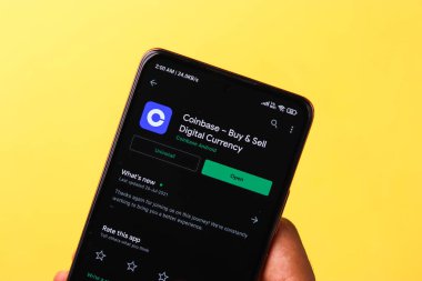 Assam, Hindistan - 10 Mart 2021: Telefon ekranı görüntüsünde bozuk para üssü logosu.