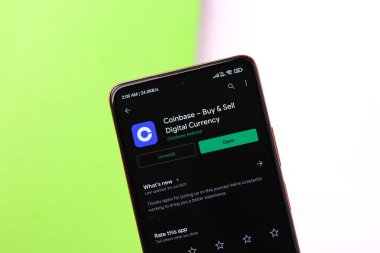 Assam, Hindistan - 10 Mart 2021: Telefon ekranı görüntüsünde bozuk para üssü logosu.