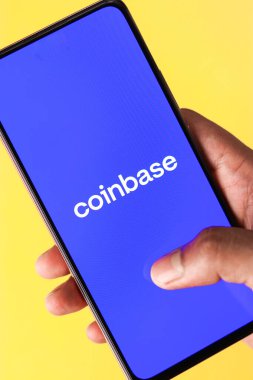 Assam, Hindistan - 10 Mart 2021: Telefon ekranı görüntüsünde bozuk para üssü logosu.