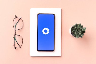 Assam, Hindistan - 10 Mart 2021: Telefon ekranı görüntüsünde bozuk para üssü logosu.