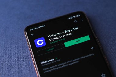 Assam, Hindistan - 10 Mart 2021: Telefon ekranı görüntüsünde bozuk para üssü logosu.